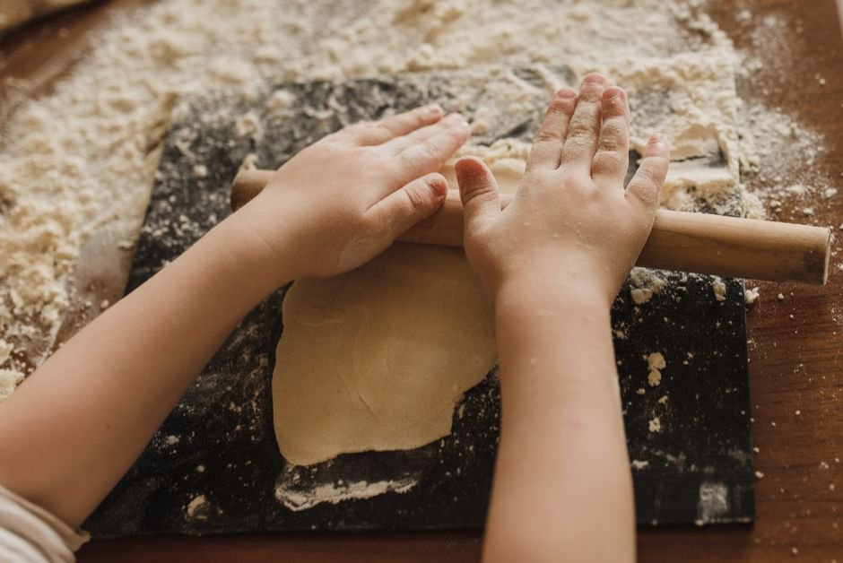 Na massa de pastel e de biscoito