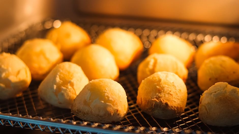 Pão de queijo: os dois, e é aí que está o segredo