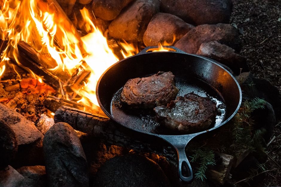 Para selar carne e assar raízes