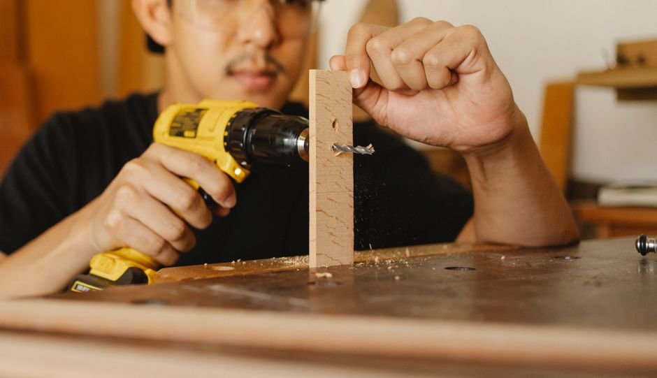 2. Fure as laterais para fixação