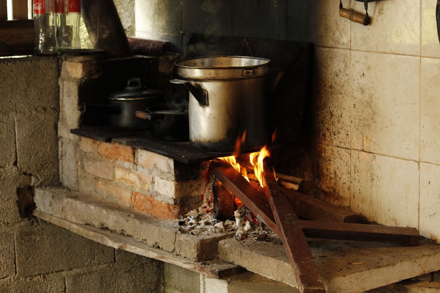 Fogão a lenha: as vantagens, os cuidados e como escolher o seu